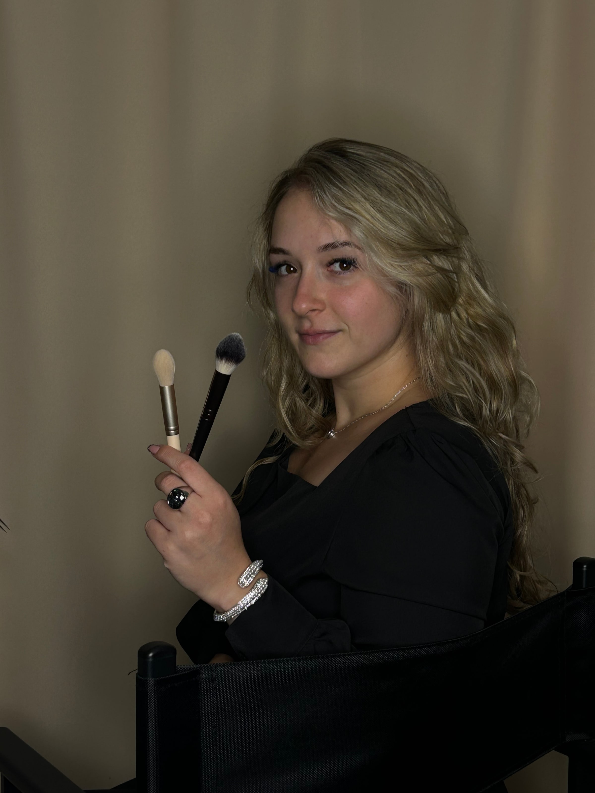 Réka sminkecsettel a kezében, munka közben